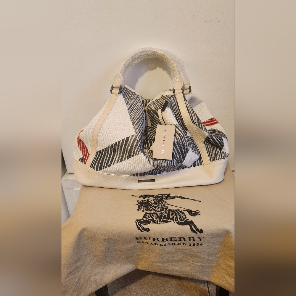 LIKE NEW BURBERRY LARGE SHOULDER BAG - Picture 2 of 16